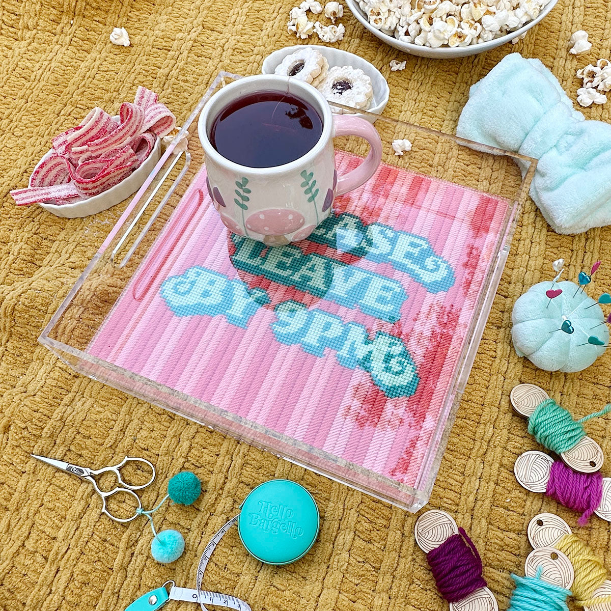 Beverly Wasile（ビバリー・ワジル）　ウォールデコ Bargello Acrylic Tray – Hello Bargello